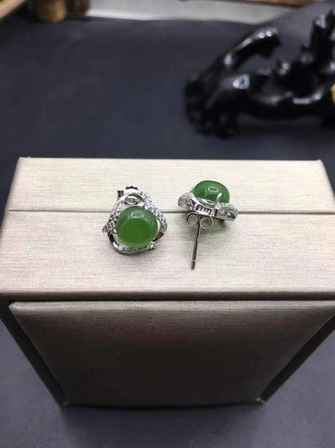 Anting-anting Giok Cui Giok Bayam Hijau 925 perak dengan pengaturan perak Giok bersih, halus dan hangat Ukuran 8mm Sudah termasuk pajak pengiriman.