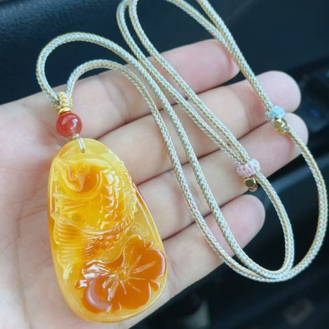 Liontin Koi Lilin Lebah Alami Diukir dengan gaya ziarah dengan teknik dua sisi Ukuran 34,1 * 57,5 mm Berat bersih 20,49 gram Termasuk pajak pengiriman.