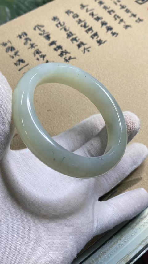 Gelang Es Abu-abu Gradien Giok Cui Jade Alami; Ukuran 61-63mm Ukuran 62.1mm Lebar Sisi 15.4mm & nbsp;Giok adalah semua pola yang terjadi secara alami secara acak Pajak Pengiriman Termasuk