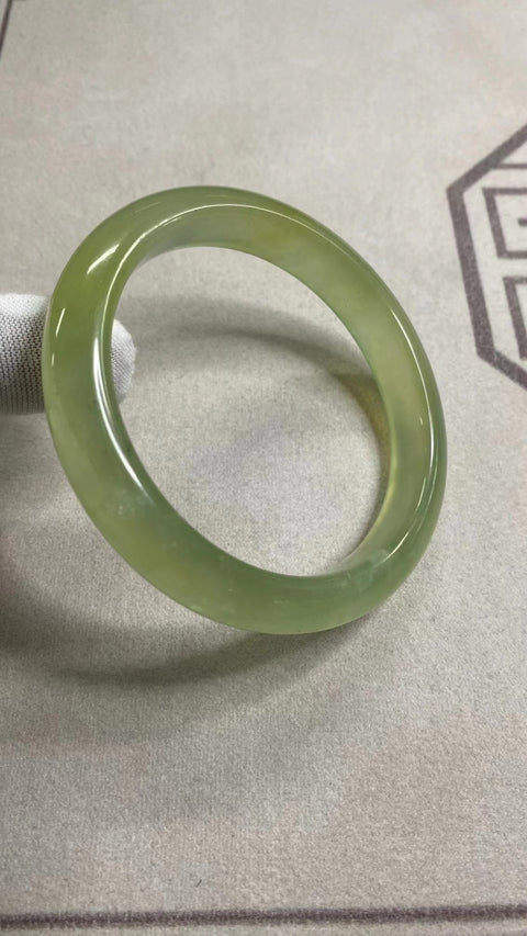 Gelang Warna Musim Semi Hijau Giok Cui Giok Alami Ukuran 61-63mm Ukuran 62.3mm Lebar Sisi 11.4mm Giok terjadi secara alami Pola acak termasuk pajak pengiriman.