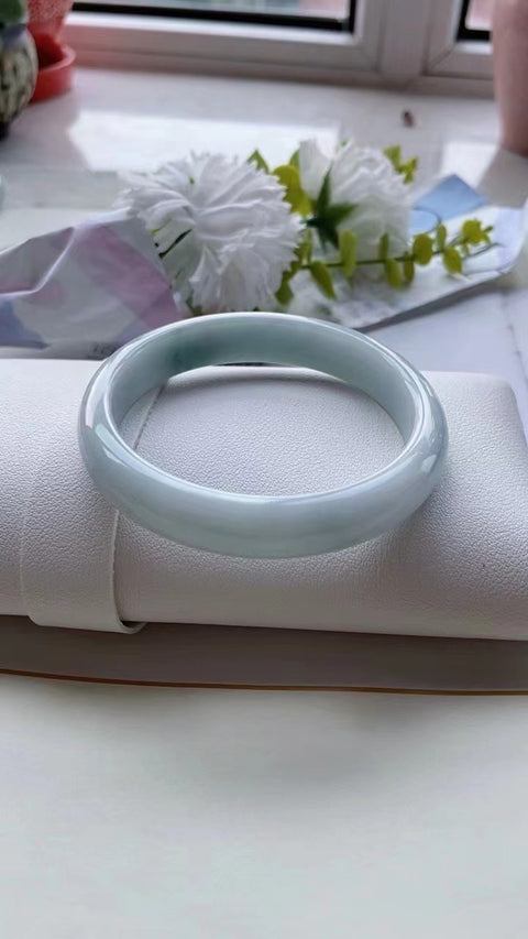 Gelang barang dari batu giok alami Batu giok bersih dan halus serta hangat Pola batu giok yang indah Ukuran 60mm Batu giok terjadi secara alami Pola acak & sudah termasuk pajak pengiriman