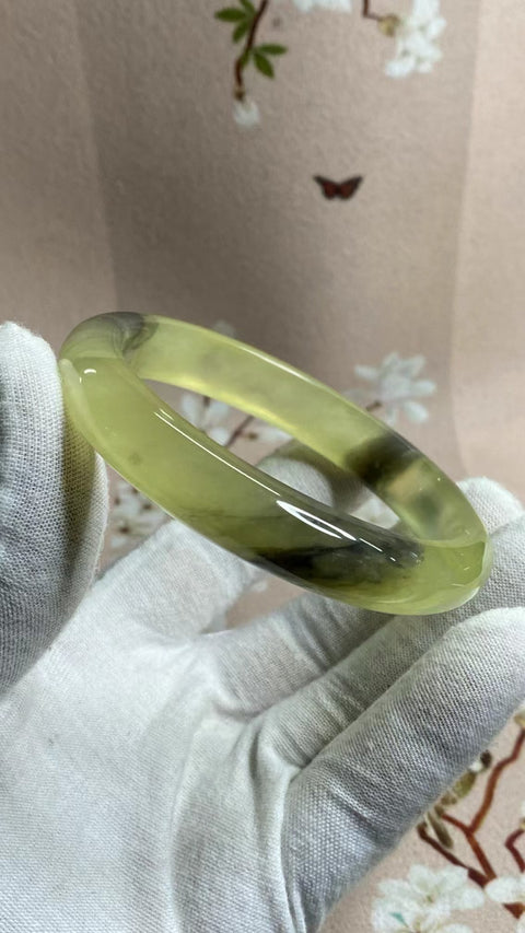 Gelang Lukisan Warna Musim Semi Giok Cui Giok Alami Ukuran 63-65mm Ukuran 64.5mm Lebar Sisi 12.5mm Giok semuanya terjadi secara alami Pola pengiriman acak Termasuk Pajak Pengiriman