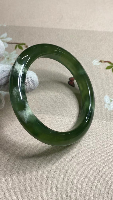 Gelang Bahan Natural Ciu Jade 180 Ukuran Gelang 58-60mm Ukuran 59.8mm Lebar Sisi 11.7mm Batu giok terbentuk secara alami Pola acak Pengiriman dan pajak sudah termasuk.