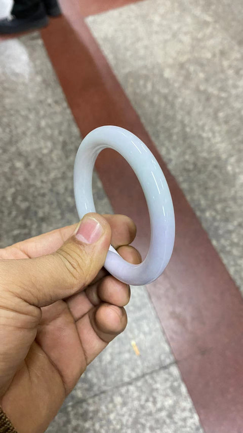 Gelang Jadeite Alami Ukuran 53.6mm Lebar Sisi 9.3mm Batu giok semuanya terjadi secara alami Pola acak termasuk pajak pengiriman