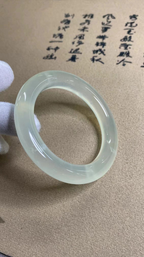 Gelang Es Giok Cui Giok Alami Ukuran 52-54mm Ukuran 53.9mm Lebar Sisi 10.7mm Giok terbentuk secara alami Pola acak Termasuk pajak pengiriman.