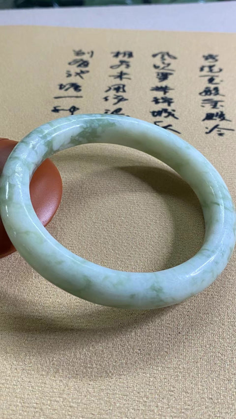 Gelang Cui Giok Minyak Cui Alami Ukuran 61-63mm Ukuran 62.8mm Lebar Sisi 12.2mm Giok terjadi secara alami Pola acak Pengiriman dan pajak sudah termasuk.