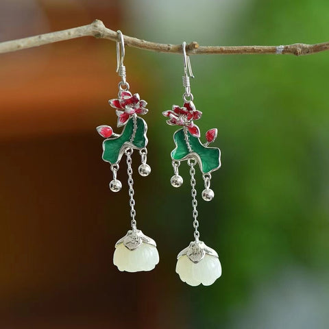 7675 Anting Bunga Teratai Giok Hetian Jade Alami yang terbuat dari perak 925. Batu gioknya bersih dan halus, gayanya cantik dan apik.
