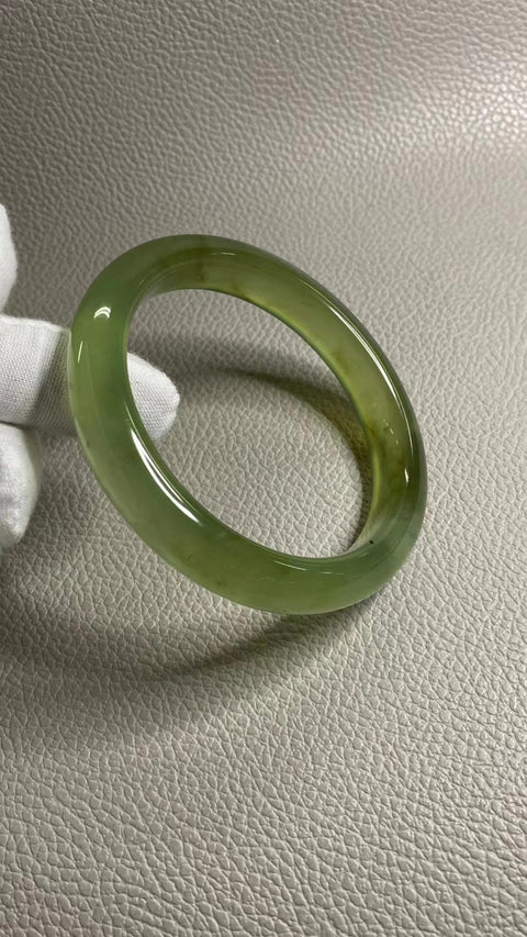 Gelang Gelang Giok Ciu Alami Warna Musim Semi Ukuran 63-65mm Ukuran 64.7mm Lebar Sisi 12.5mm Giok terjadi secara alami Pola acak Pajak Pengiriman Termasuk