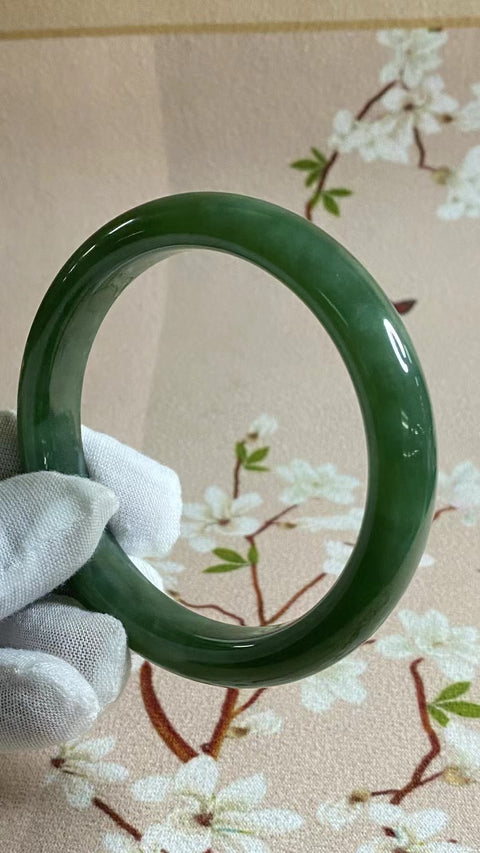 Gelang Giok Cui Alami Ukuran 62-64mm Ukuran 63.9mm Lebar Sisi 12.1mm Giok terbentuk secara alami Pola acak Termasuk ongkos kirim dan pajak.