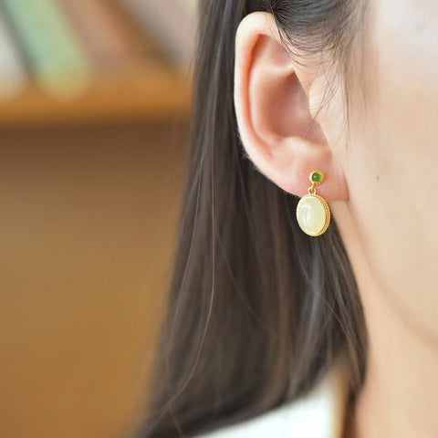 2774-2 Anting Tetes Telur Giok Hetian Alami dari Perak 925 Ukuran 7 * 9mm Giok bersih, halus dan hangat, serta gayanya baru dan unik. Sudah termasuk ongkos kirim dan pajak.