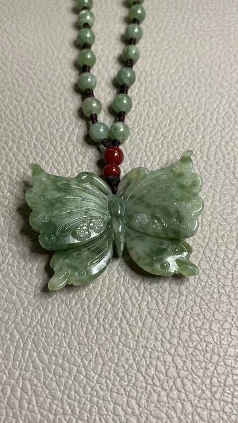 Liontin Kupu-kupu Giok Cui Giok Alami Ukuran 50 * 38mm Giok halus dan hangat Termasuk pajak pengiriman.