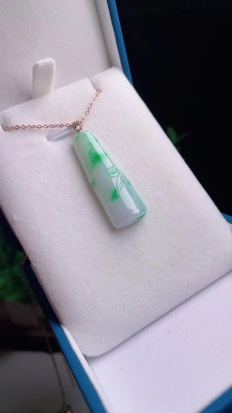 Kalung Bambu Jadeite Alami Jade bersih, halus dan hangat Ukuran 3.6 * 1.2mm Pengaturan Emas 18k Jade bersih, halus dan hangat Sudah termasuk ongkos kirim dan pajak.