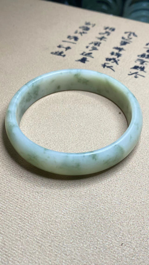 Gelang Giok Cui Alami Ukuran 68,5 mm, Lebar 17 mm Giok terbentuk secara alami dengan pola acak.