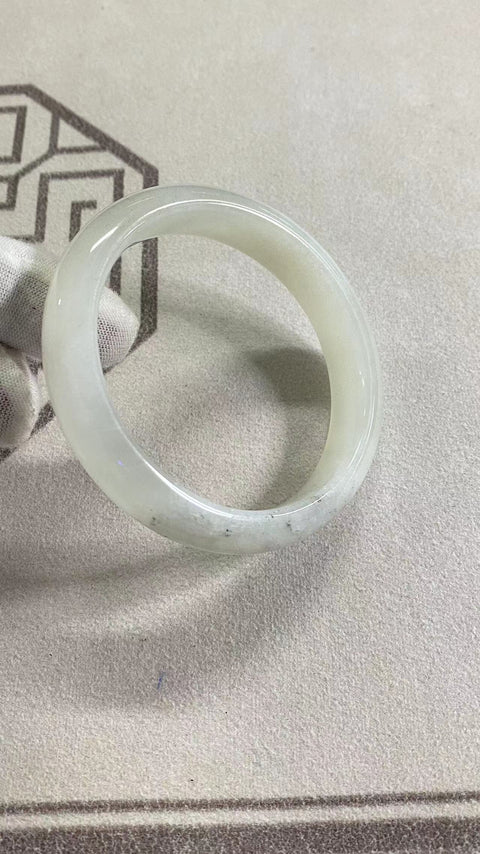 Gelang Cahaya Bulan Putih Giok Cui Giok Alami, kaliber 61,1 mm, lebar 13,8 mm Giok secara alami muncul dengan pola acak Pengiriman dan pajak sudah termasuk.