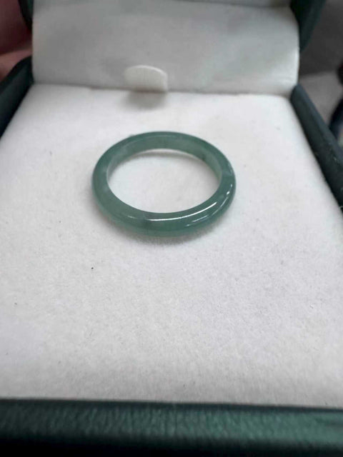 Cincin giok alami Grade A 💍 Bahan hijau berminyak. Cocok untuk cincin dan kalung. Diameter dalam: 17×3×2,6 mm. Biaya pengiriman dan pajak sudah termasuk.