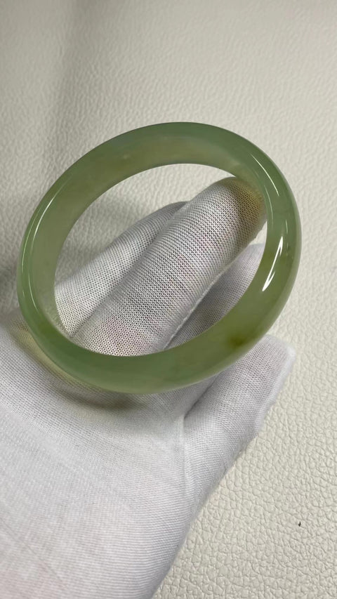Gelang Hijau Es Giok Cui Giok Alami Ukuran 64-66mm Ukuran 65.2mm Sisi 15.6mm Giok ini semuanya muncul secara alami Pola-polanya acak Termasuk ongkos kirim dan pajak.