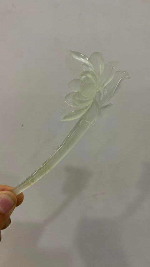 Keberuntungan Berlimpah: Jepit rambut giok Xiuyan hijau es yang indah, dibuat dengan cermat, sangat elegan. Ukuran: 190 mm. Biaya pengiriman dan pajak sudah termasuk.