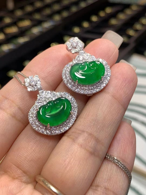 Kalung Giok Guatemala Jadeite Ruyi 925 perak dengan pengaturan perak Giok bersih, halus, dan hangat Ukuran 9,9 * 14,2 * 2,8 mm sudah termasuk pajak pengiriman