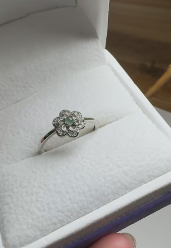 Cincin batu giok Guatemala alami yang terbuat dari perak 925. Batu gioknya bersih, halus, dan hangat.