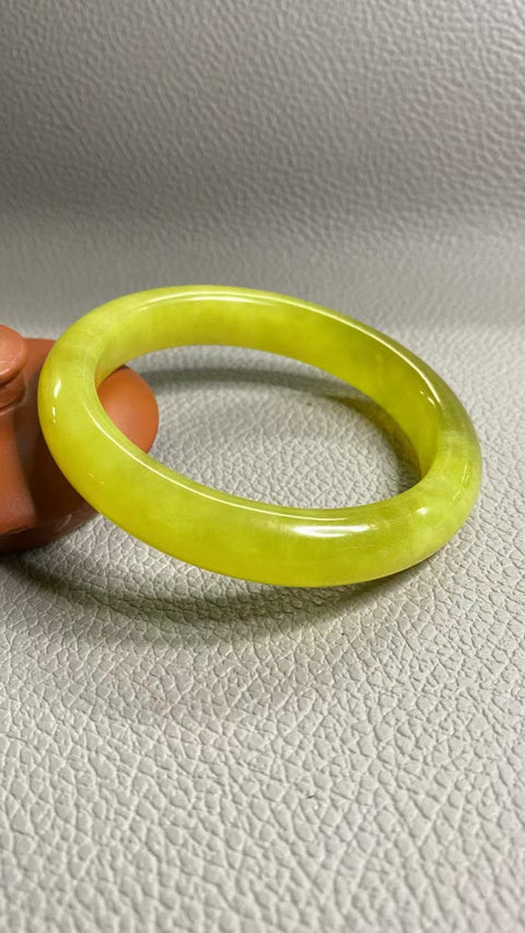 Gelang Bunga Emas Giok Cui Giok Alami Ukuran 56-58mm Ukuran 57.8 Lebar 11.6mm Giok terjadi secara alami Pola acak Pengiriman dan pajak sudah termasuk.