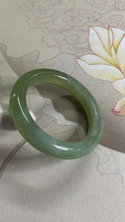 Gelang Giok Cui Alami Ukuran 55-57mm Ukuran 56.1mm Lebar Sisi 11.8mm Giok terjadi secara alami Pola acak Termasuk pajak pengiriman.