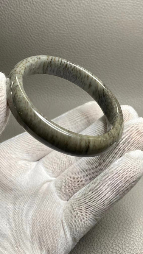 Gelang Bunga Gula Giok Hetian Alami Ukuran 54-56mm Ukuran 55.8mm Lebar Sisi 13mm Giok semuanya terjadi secara alami Pola acak Sudah termasuk pajak pengiriman.