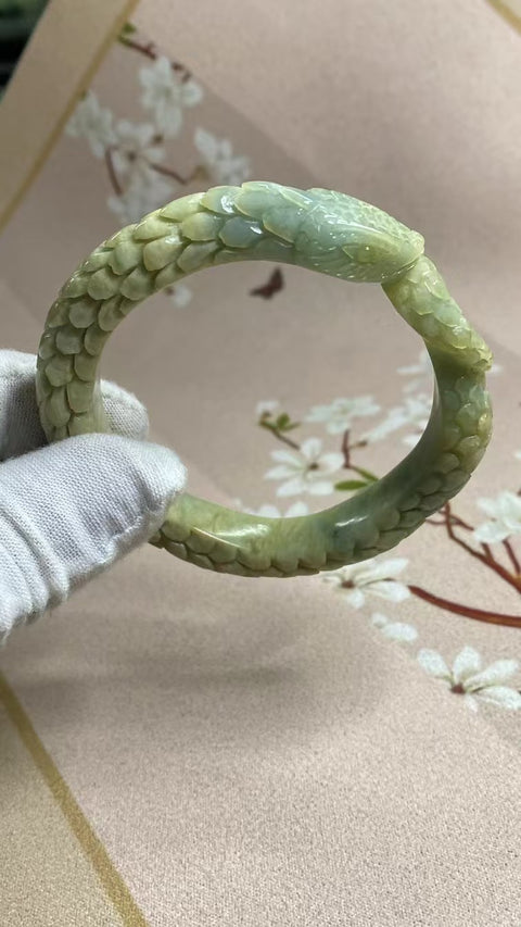 Gelang Tali Uang Berukir Ciu Giok Alami Ukuran 56-58mm Ukuran 57.3mm Lebar Sisi 12mm Giok adalah semua yang terjadi secara alami Pola acak Pajak Pengiriman sudah termasuk.