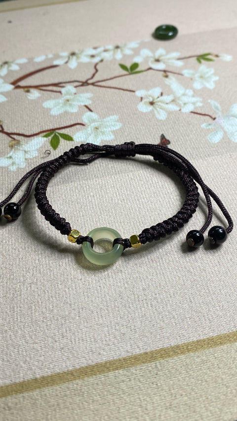 Gelang Giok Ciu yang dibuat dengan indah dengan harga second untuk melambangkan kedamaian dan ketenangan. Giok ini bersih dan halus, sudah termasuk ongkos kirim dan pajak.
