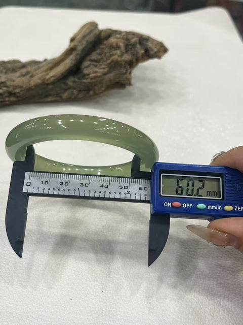 Gelang Es Tinggi Giok Cui Giok Alami Bahannya jernih dan halus Ukuran 60.2mm Giok ini terbentuk secara alami Polanya acak & sudah termasuk pajak pengiriman