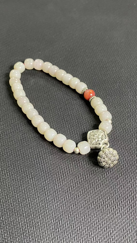 Gelang Giok Hetian Alami Giok halus dan hangat Ukuran 6 * 7mm Ini adalah simbol kemurnian dan kesempurnaan Pengiriman dan pajak sudah termasuk.