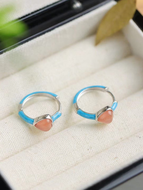 Anting-anting hati berwarna merah alami yang terbuat dari perak 925. Batu gioknya bersih, halus, dan lembap.
