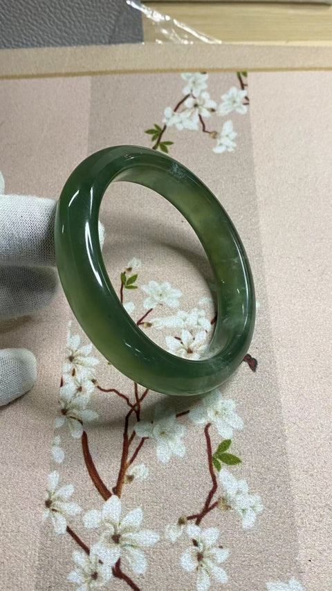 Gelang bahan Fine Jade 180, penuh dengan zamrud hijau dan mengambang, ukuran 62.2mm, lebar 14.5mm, batu giok terjadi secara alami, polanya acak, sudah termasuk ongkos kirim dan pajak.