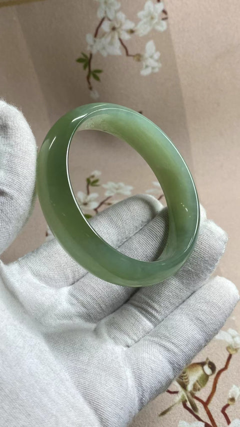 Gelang Tinta Giok Cui Alami Ukuran 57-59mm Ukuran 58.2mm Lebar Sisi 16.9mm Giok terjadi secara alami Pola acak Pengiriman dan pajak sudah termasuk.