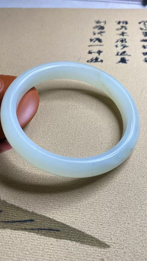 Gelang Cahaya Bulan Putih Giok Cui Giok Alami Ukuran 67-69mm Ukuran 68.1mm Lebar Sisi 13.4mm Giok semuanya terjadi secara alami Pola acak termasuk pajak pengiriman