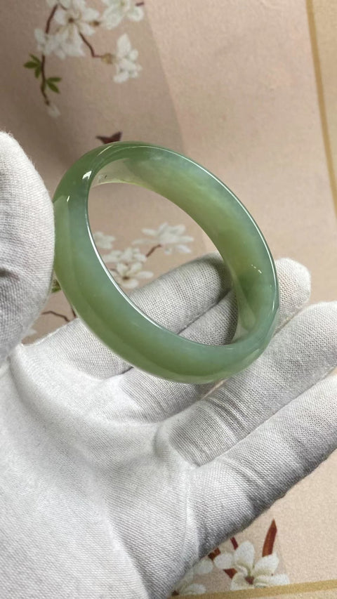 Gelang Tinta Giok Cui Alami Ukuran 57-59mm Ukuran 58.2mm Lebar Sisi 16.9mm Giok terjadi secara alami Pola acak Pengiriman dan pajak sudah termasuk.