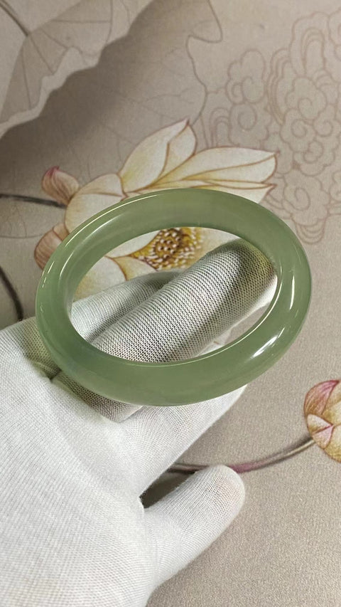 Gelang Tembus Es Giok Cui Giok Alami Ukuran 56-58mm Ukuran 57.3mm Lebar Sisi 11.9mm Giok terjadi secara alami Pola acak Pengiriman dan pajak sudah termasuk.