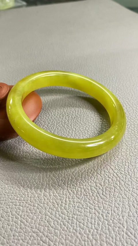 Gelang Bunga Emas Giok Cui Giok Alami Ukuran 62-64mm Ukuran 63mm Lebar Sisi 11.8mm Giok ini semuanya muncul secara alami dan polanya acak Sudah termasuk pajak pengiriman.