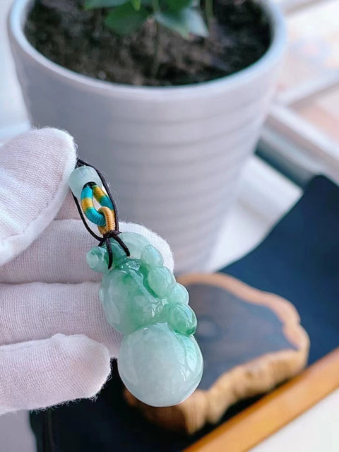 Liontin labu labu Jadeite alami Ukuran 40.4 * 18.8 * 13.4mm Giok bersih, halus dan hangat Buatan tangan murni Pengiriman dan pajak sudah termasuk.
