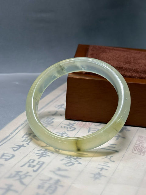 Gelang Giok Xiuyan bernuansa warna cerah ✨ Diameter 51,5 × 10,6 × 6,8 mm. Semua batu terbentuk secara alami, gratis ongkos kirim dan pajak.