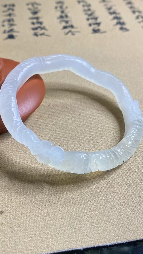 Penawaran Khusus Gelang Ukiran Giok Cui Alami Ukuran 54-56mm Ukuran 55.5mm Lebar 9.2mm Giok adalah pola alami acak Sudah termasuk ongkos kirim dan pajak.