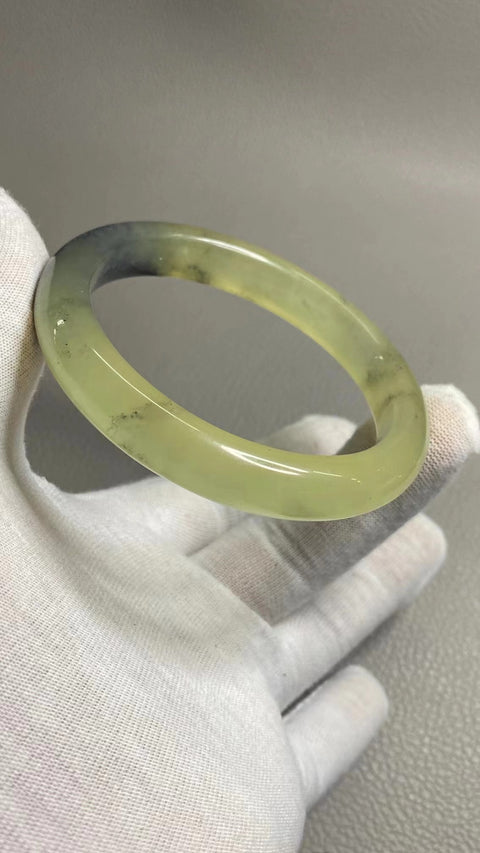 Gelang Lukisan Pemandangan Giok Cui Alami Ukuran 59-61mm Ukuran 60.2mm Lebar Sisi 11.3mm Batu giok ini memiliki pola yang muncul secara alami dan acak Sudah termasuk pajak pengiriman.