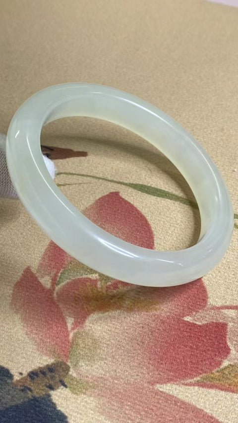 Gelang Cahaya Giok Giok Putih Cui Giok Alami Ukuran 59-61mm Ukuran 60.3mm Lebar Samping 11.8mm Giok semuanya terjadi secara alami Pola adalah acak Termasuk Pajak Pengiriman