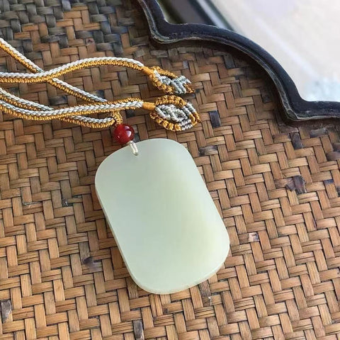 Liontin Giok Hetian Alami Ukuran 45 * 30mm Tebal 5.3mm Giok baik-baik saja dan hangat Termasuk pajak pengiriman.