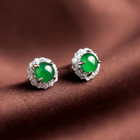 Tampaknya anting-anting giok Guatemala yang terbuat dari perak 925, ukuran 5 mm atau lebih. Gayanya sederhana dan elegan, sudah termasuk pajak pengiriman.