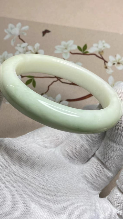 Gelang Giok Cui Alami Gelang Putih Porselen Biru Ukuran 60-62mm Ukuran 61.2mm Lebar Sisi 13.4mm Giok semuanya muncul secara alami Pola acak Pajak Pengiriman sudah termasuk.