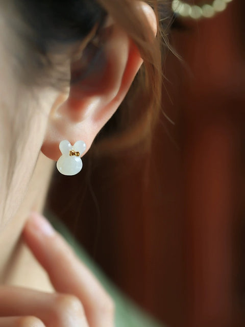Anting Kelinci Giok Hetian Alami Giok ini bersih, halus dan hangat, serta gayanya yang sederhana dan imut.