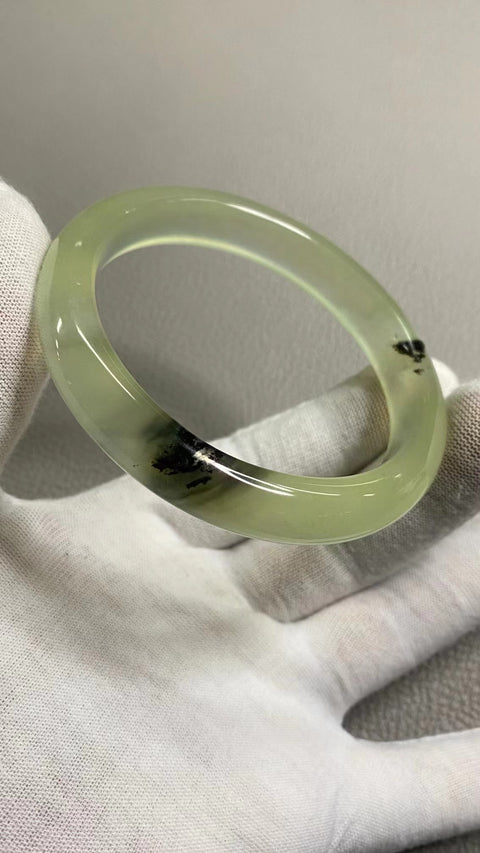 Gelang Tinta Giok Cui Giok bersih, halus dan hangat Ukuran 59-61mm Ukuran 60.2mm Lebar sisi 11.8mm Giok terbentuk secara alami Pola acak Termasuk ongkos kirim dan pajak