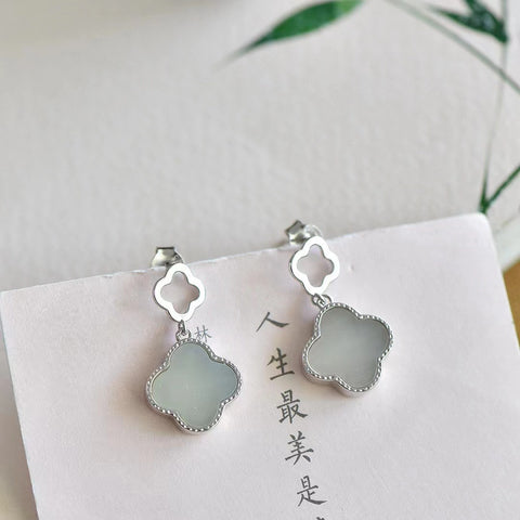 Anting-anting semanggi empat daun giok Hetian giok alami Giok bersih dan lembut hangat & hangat; Barang yang harus dimiliki kecantikan Termasuk pajak pengiriman