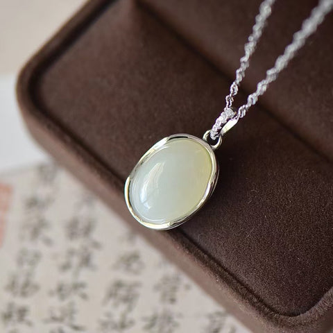 5704 Kalung Giok Hetian Alami yang terbuat dari perak 925 Ukuran 10 * 14mm Giok halus dan hangat, gaya yang indah sudah termasuk pajak pengiriman.