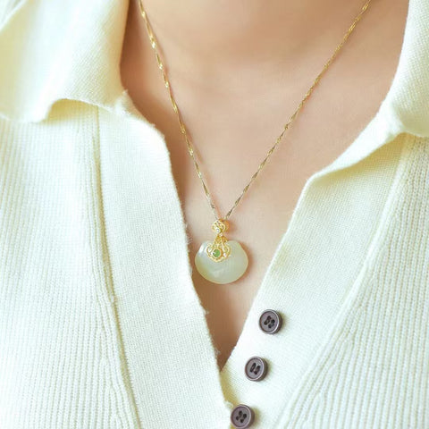 3399-2 Kalung Kunci Hotan Jade Ruyi Alami dengan Pengaturan Jasper 925 Perak Ukuran 18 * 24mm Termasuk pajak pengiriman.